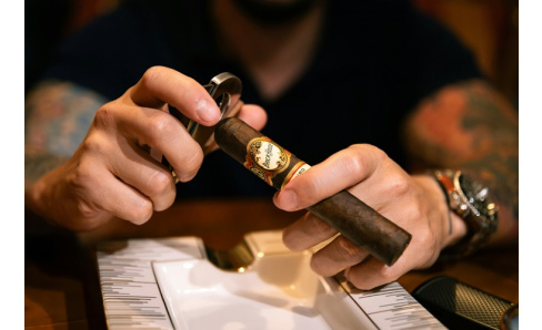 Ako správne ochutnávať cigaru: ťah, retrohale a chuťový profil