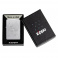 Zippo Atomic Cosmos Design – zapaľovač s motívom vesmíru a mechanickým rytím na povrchu Satin Chrome