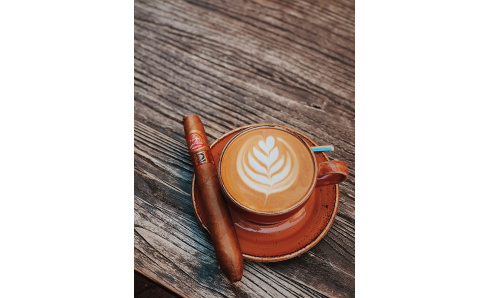 Káva a cigara perfektný pár